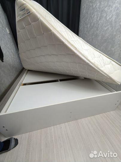 Кровать двухспальная с матрасом 140 /200