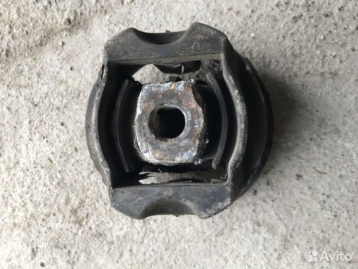 Продаю 2 сайленблока задние на передний подрамник