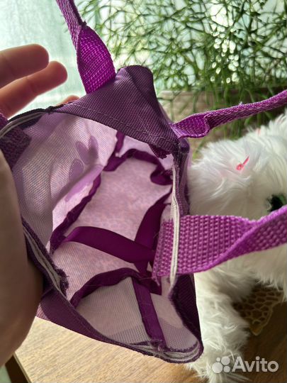 Пушистая белоснежная игрушка собачка в сумочке