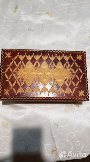 Деревянная шкатулка