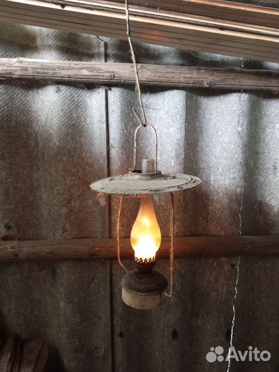 Живописнейшая старая керосиновая лампа