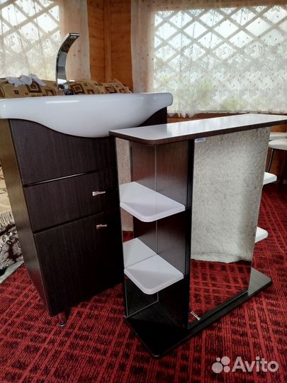 Раковина в ванную с тумбой и зеркалом