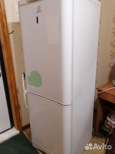 Продам холодильник бу indesit