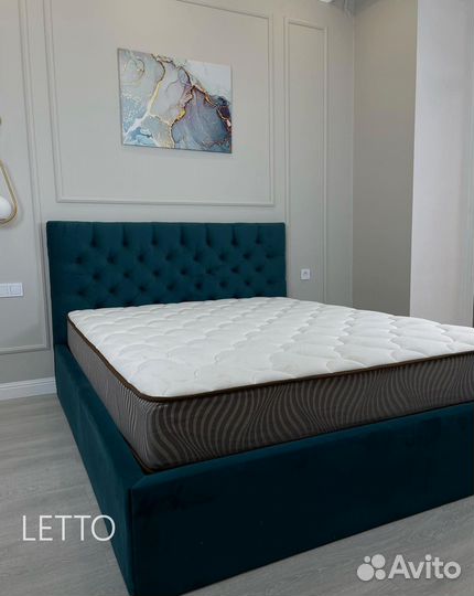 Кровать двуспальная с мягким изголовьем