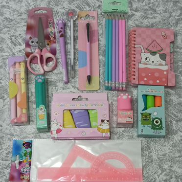 Блокноты ручки фломастеры карандаши в школу