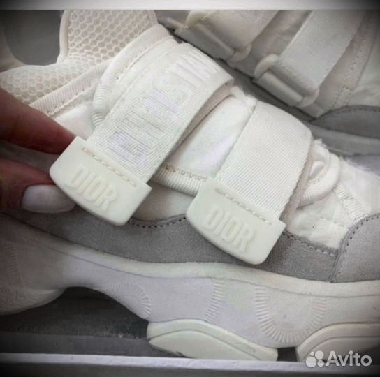 Кроссовки женские