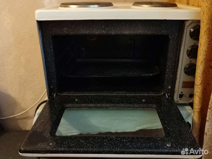 Печь электрическая с духовкой и поддоном. Рабочая