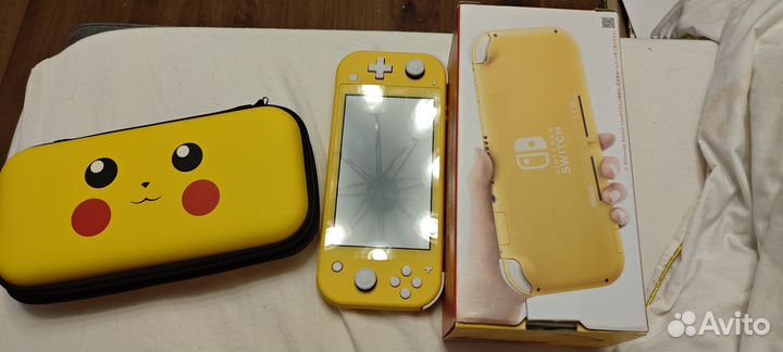 Nintendo Switch Lite желтая Новая + чехол пикачу