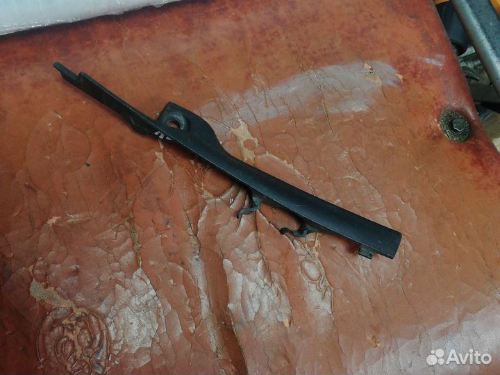 Накладка петли капота Рено Логан 2