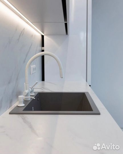 Кухня с техникой и установкой