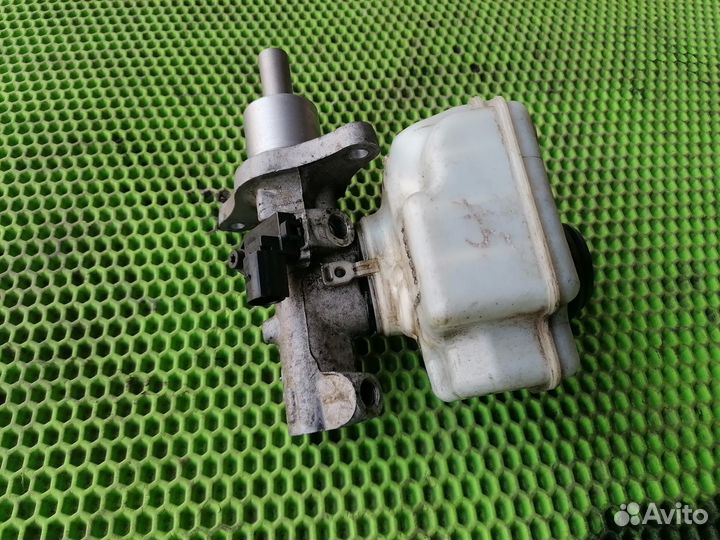 Бачок цилиндр тормозов на Skoda Octavia (A5)