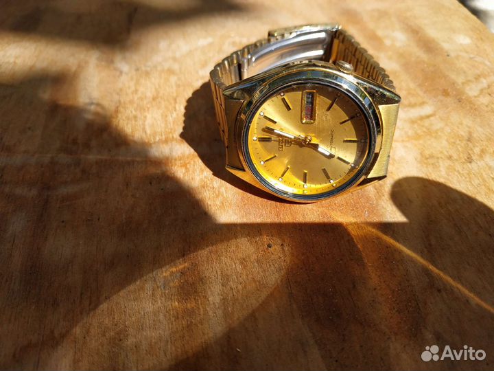 Часы seiko 5 automatic в жёлтом корпусе