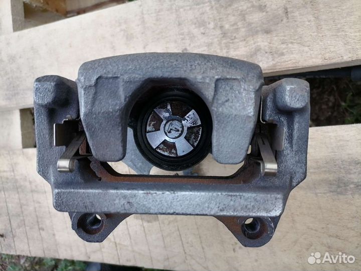 Задний левый тормозной суппорт мазда CX-5