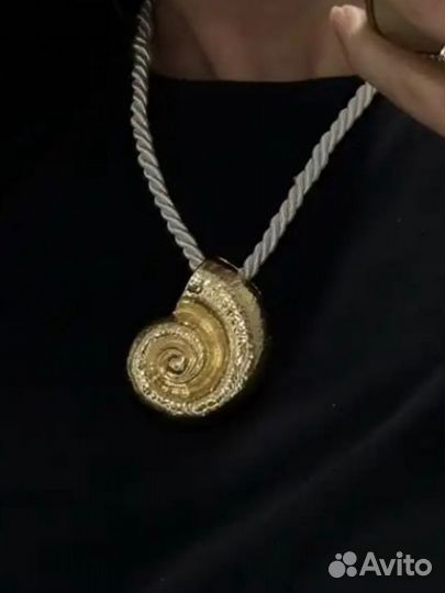 Ожерелье-чокер в форме ракушки на шелковом шнуре