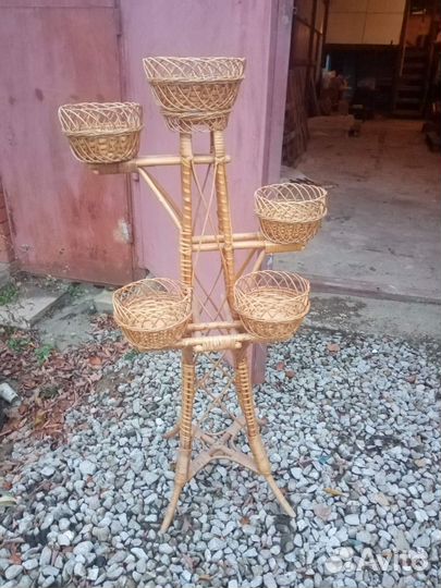 Плетеная подставка под цветы