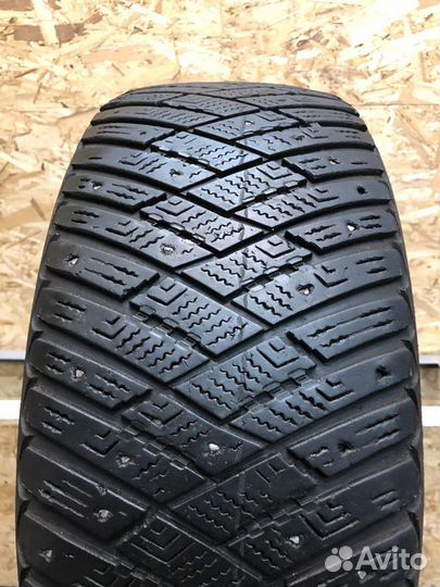 Goodyear Ultragrip Ice Arctic 215/55 R16