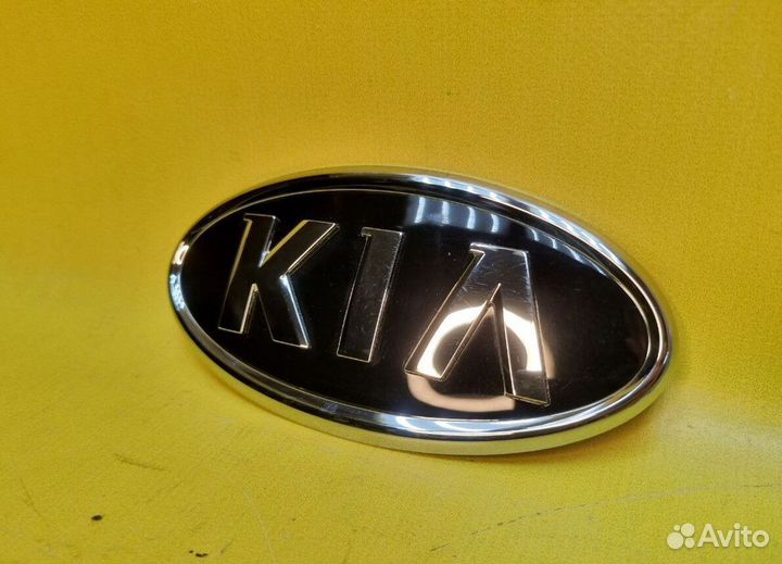 Эмблема крышки багажника Kia Rio 2011