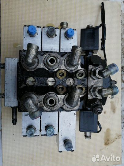 Распределитель bucher 200071943002 Weidemann T5625