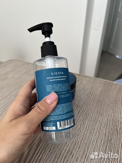 Пустые флакон и баночка от средств для волос