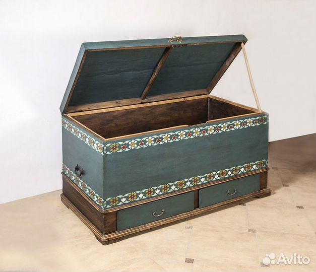 Старинный антикварный сундук