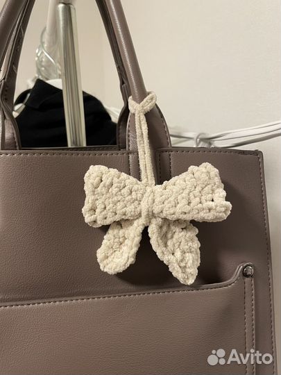 Брелок бантик вязаный