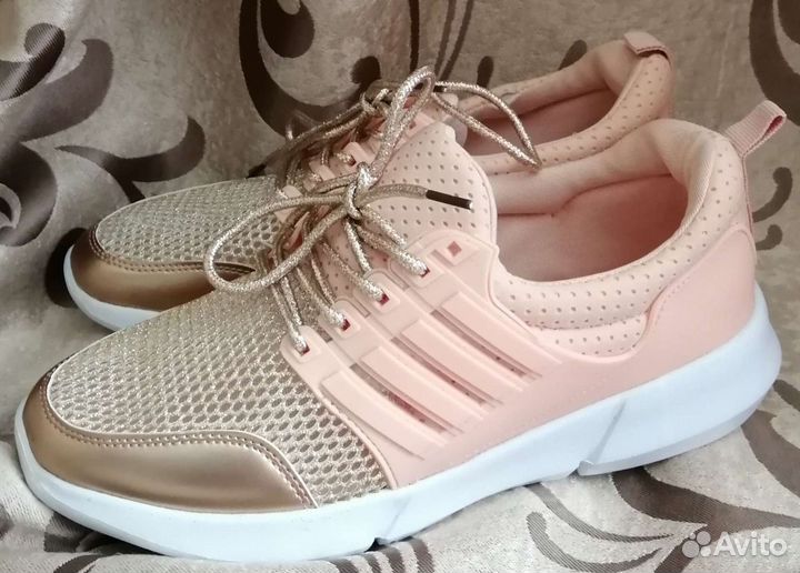 Кроссовки женские