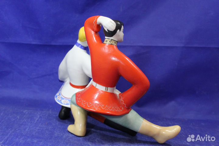 Фарфоровая статуэтка Русский танец перепляс гармош