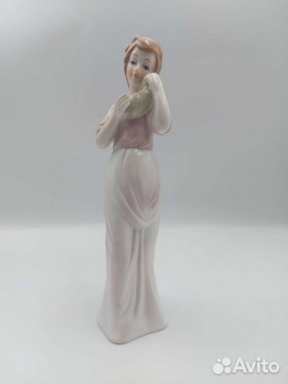 Статуэтка фарфоровая Дама с кошкой