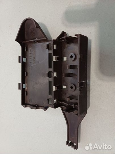 Кронштейн BMW E38. 61108365529