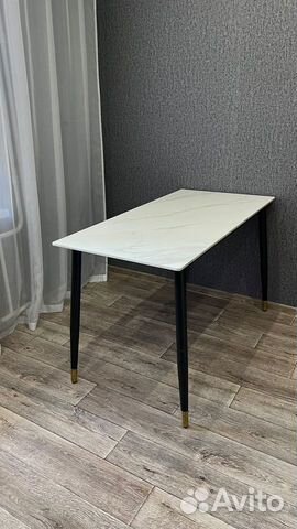 Кухонный стол из искусственного камня и стулья