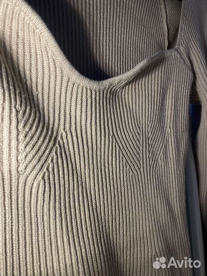 Кофта вязанная с длинным рукавом и вырезом