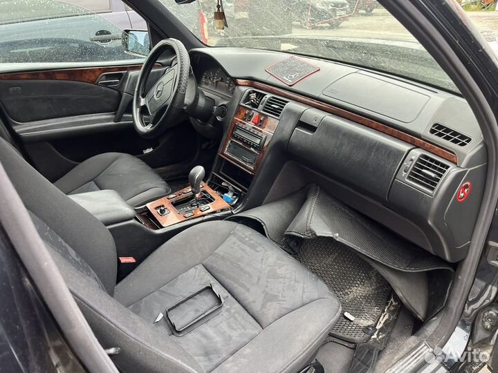 В Разборе Mercedes-Benz E240 1997г