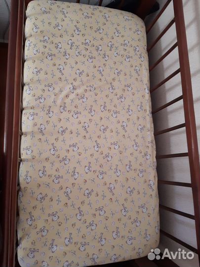 Детская кроватка с маятником