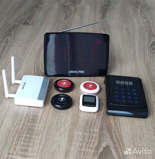 Система вызова: кнопка вызова официанта и табло