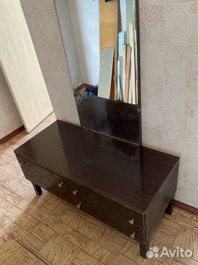 Трюмо с зеркалом