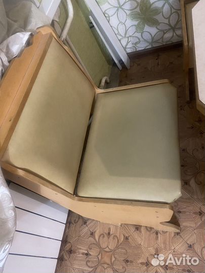 Кухонный уголок со столом и табуретами