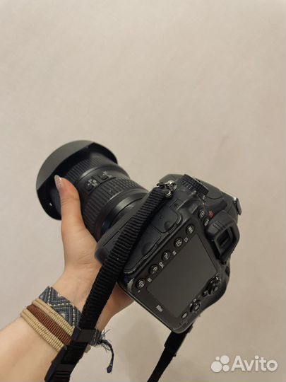 Фотоаппарат Nikon D610 с широкоугольным объективом