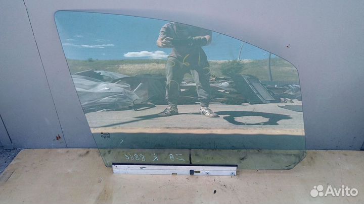 Стекло двери переднее правое на Опель Зафира Б