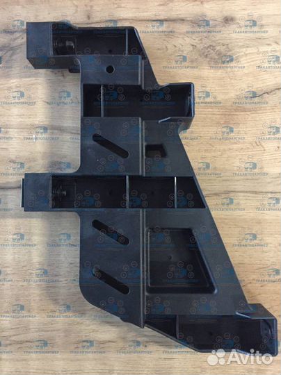 Правый кронштейн верхнего спойлера