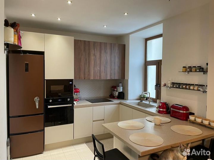 Кухня на заказ под потолок