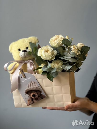 Плюшевый мишка и кустовые розы