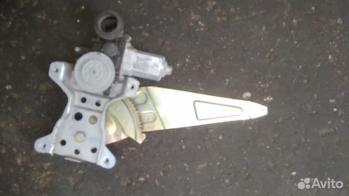 Стеклоподъемник задний левый на toyota IST NCP60