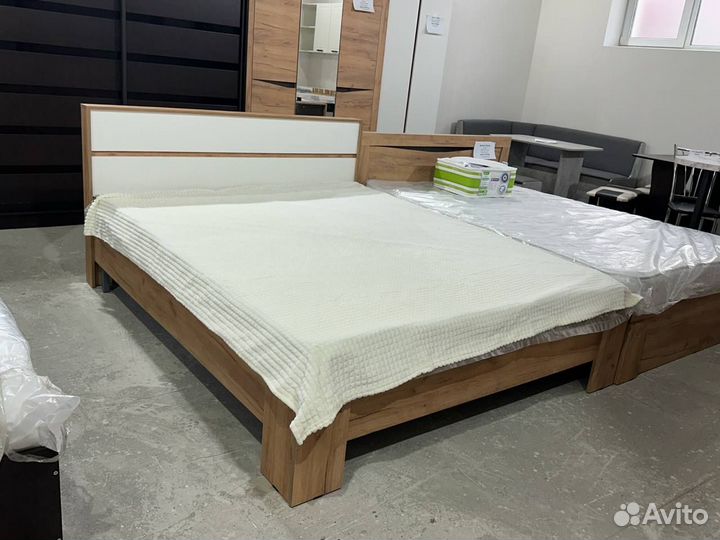 Кровать двуспальная 160х200 см в наличии