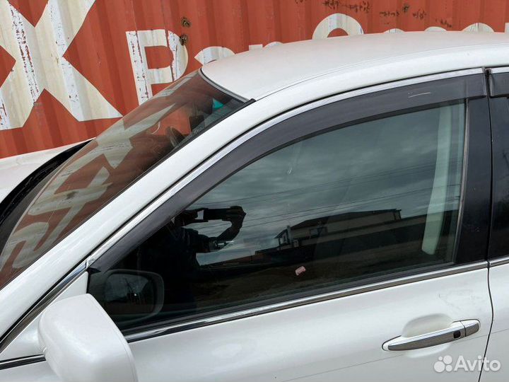 Ветровик передний левый Toyota Crown Majesta