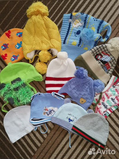 Шапочки, кепки много