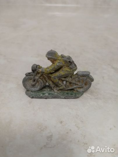 Оловянный солдатик на мотоцикле