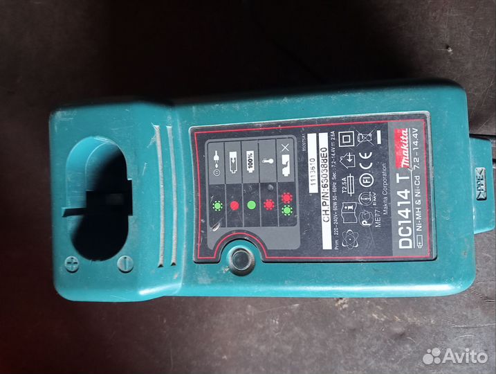 Зарядное устройство makita