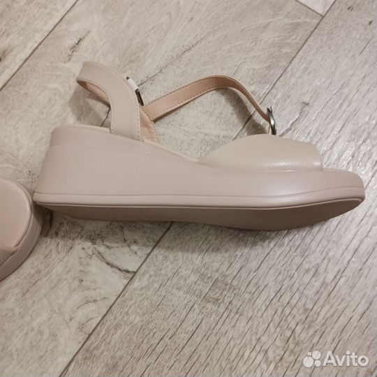 Босоножки женские 37 размер новые