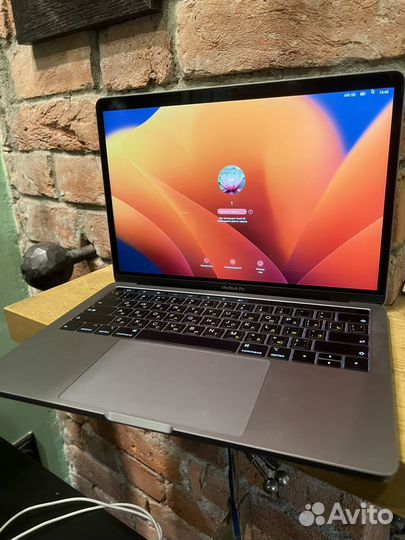 Macbook pro 13 2019 i5 8/256 touch bar отличный