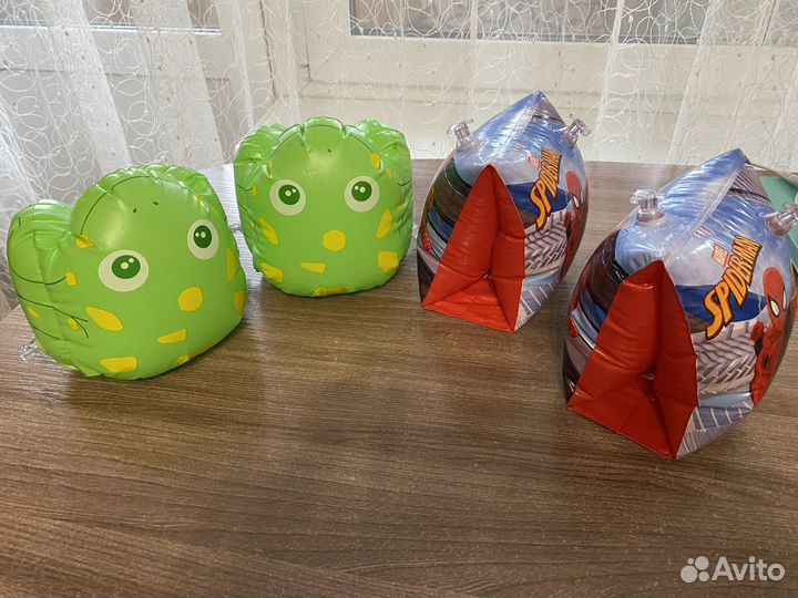 Спасательный жилет,нарукавники и мяч для детей